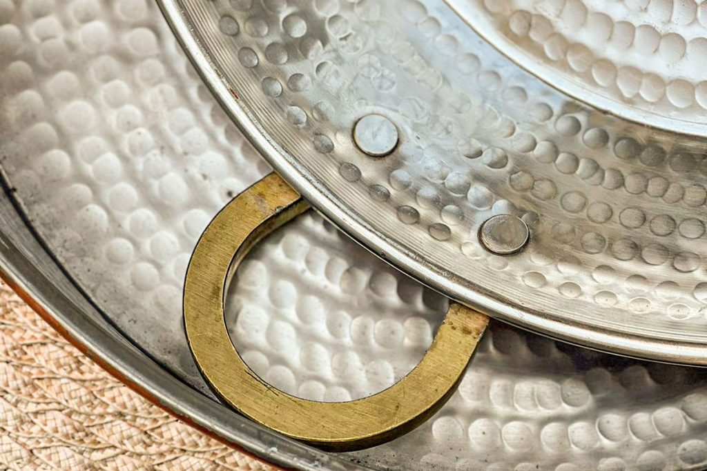 Detalhe de panelas de cobre